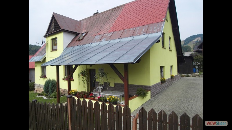 Penzion v létě - napravo Vaše soukromé parkování